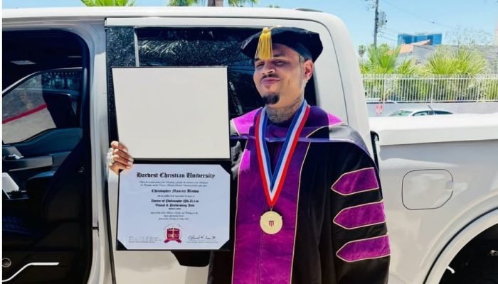 Chris Brown é homenageado com título honorário em artes