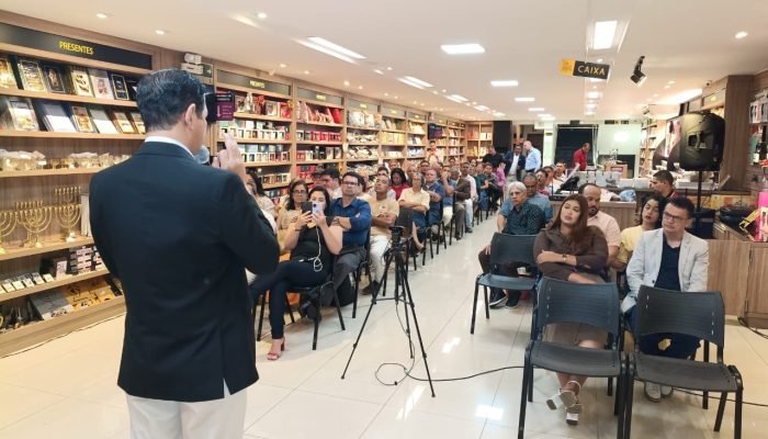 Lançamento de livro no Recife discute fé e ideologias contemporâneas
