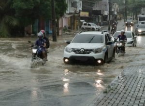Chuvas intensas causam alagamentos no Grande Recife