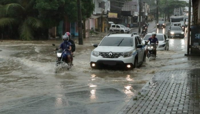 Chuvas intensas causam alagamentos no Grande Recife