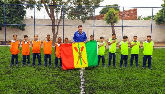 Prefeito inaugura primeiro campo de grama sintética em Petrolina