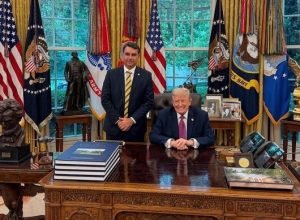 Flávio Bolsonaro se encontra com Trump na Casa Branca em meio a crise
