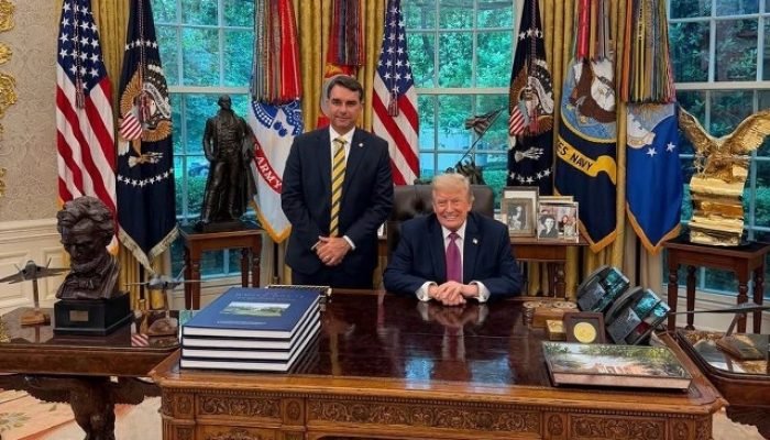 Flávio Bolsonaro se encontra com Trump na Casa Branca em meio a crise