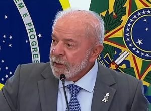 Governo Lula critica viagem da família Bolsonaro aos EUA