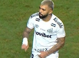 Gabigol é expulso após gesto polêmico em jogo do Santos contra o Vitória