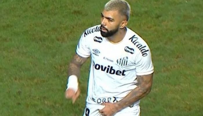 Gabigol é expulso após gesto polêmico em jogo do Santos contra o Vitória