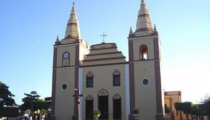 Padre interrompe missa após manifestações políticas em Barbalha