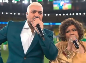 Apresentação de Belo e Alcione vira meme após execução do hino nacional