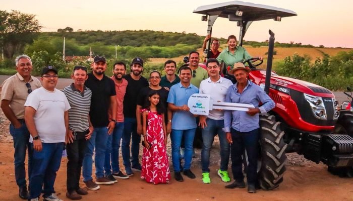 Agricultores de Araripina recebem trator e implementos agrícolas