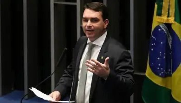 Flávio Bolsonaro busca maioria no Congresso para mudanças constitucionais