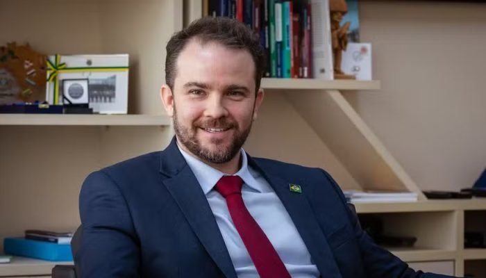 Ministro da Fazenda se prepara para reunião com secretário dos EUA após crise com PCC e CV