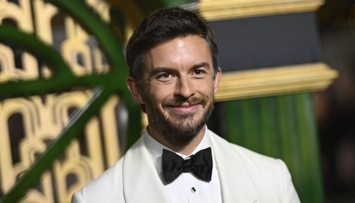 Jonathan Bailey reflete sobre impacto da sexualidade em sua carreira