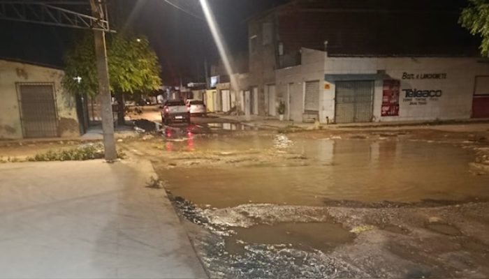 Vazamento de água causa transtornos no bairro Santa Luzia em Petrolina