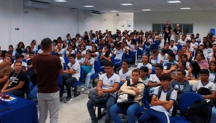 Jovens de Cabrobó são inspirados por palestra de liderança com destaque da Forbes