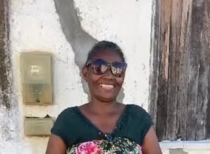 Moradora de Ibó agradece retirada de coqueiro que ameaçava sua casa