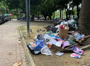 Descarte irregular de lixo transforma praça na Jaqueira em problema ambiental