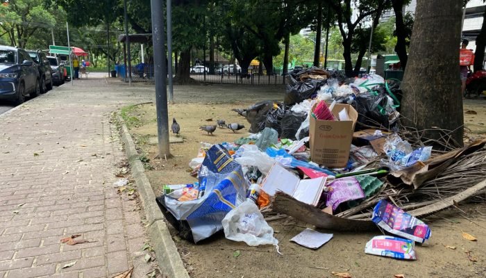 Descarte irregular de lixo transforma praça na Jaqueira em problema ambiental