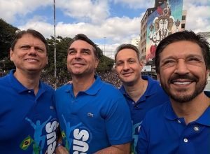 Flávio Bolsonaro discursa na Marcha para Jesus e critica governo