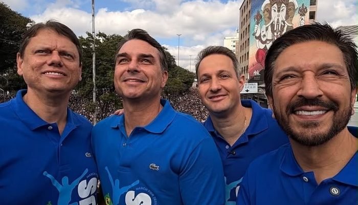 Flávio Bolsonaro discursa na Marcha para Jesus e critica governo
