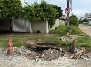 Cratera em Olinda ameaça segurança de motoristas e pedestres