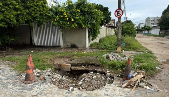 Cratera em Olinda ameaça segurança de motoristas e pedestres