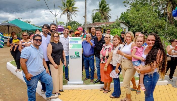 Prefeito de Palmares entrega kits de merenda na semana de emancipação