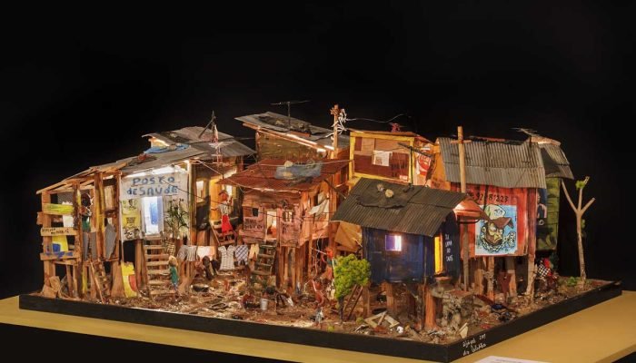 Artista pernambucana transforma lixo em arte e destaca vida nas palafitas
