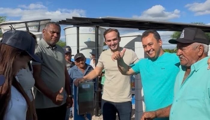 Prefeito entrega dessalinizador para comunidade rural em Ouricuri