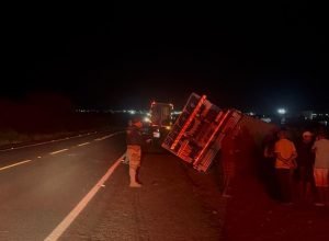 Colisão na Br-428 provoca tombamento de caminhão em Cabrobó
