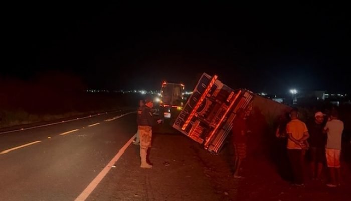 Colisão na Br-428 provoca tombamento de caminhão em Cabrobó