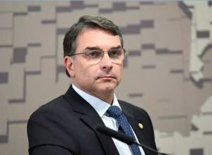 Nunes Marques interrompe pesquisa sobre Flávio Bolsonaro e escândalo bancário