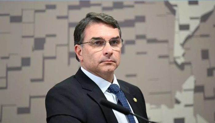 Nunes Marques interrompe pesquisa sobre Flávio Bolsonaro e escândalo bancário