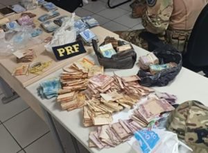 PRF intercepta carro furtado com R$47 mil em Gravatá