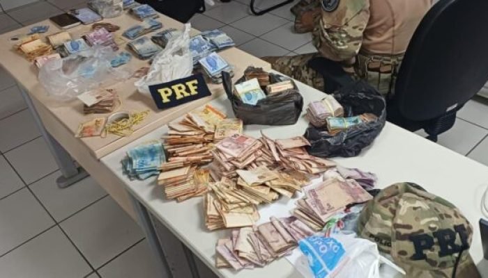 PRF intercepta carro furtado com R$47 mil em Gravatá