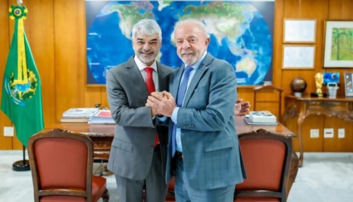 Senador Humberto Costa discute pautas urgentes com Lula no Planalto