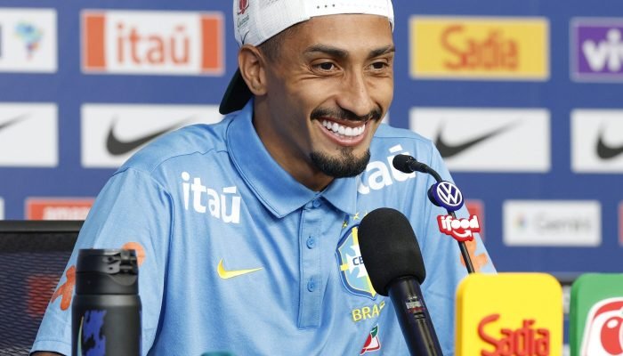 Raphinha evita redes sociais e busca proteger jovens da seleção brasileira