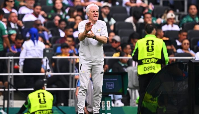 Técnico da África do Sul destaca desempenho apesar de derrota para o México