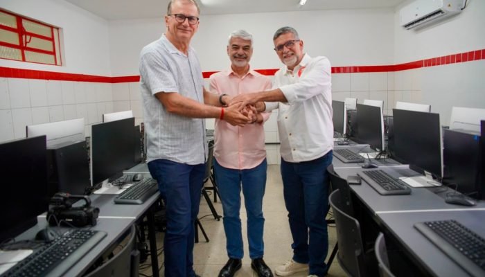 Senador Humberto Costa entrega moradias e equipamentos em Pernambuco