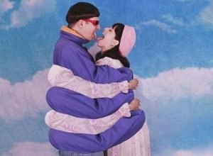 Melanie Martinez lamenta morte de Oliver Tree em acidente aéreo no Rio