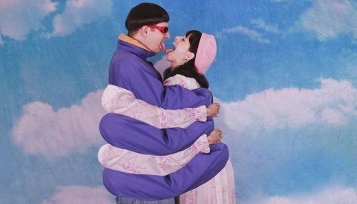 Melanie Martinez lamenta morte de Oliver Tree em acidente aéreo no Rio