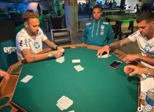 Jogadores da Seleção Brasileira aproveitam momento de descontração com poker
