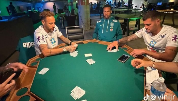 Jogadores da Seleção Brasileira aproveitam momento de descontração com poker