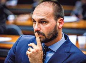 STF condena ex-deputado Eduardo Bolsonaro por coação em processo