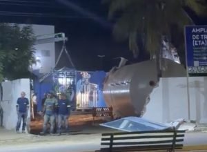 Caminhão derruba muro ao transportar equipamento em Cabrobó