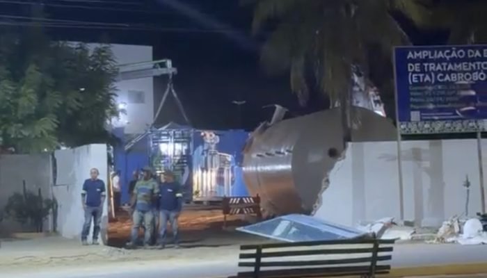Caminhão derruba muro ao transportar equipamento em Cabrobó