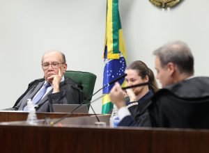 Flávio Bolsonaro mantém pré-campanha e descarta desistência