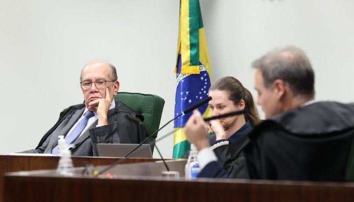 Flávio Bolsonaro mantém pré-campanha e descarta desistência