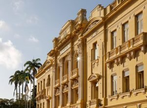 Pernambuco antecipa pagamento de servidores e injeta R$ 1,3 bilhão na economia