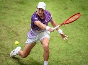 Semifinal de duplas de João Fonseca em Halle é adiada para sábado