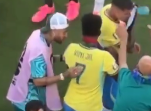 Neymar orienta colegas durante jogo do Brasil contra Marrocos